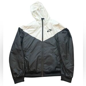 Nike Women's Sportswear Windrunner Lightweight Jacket